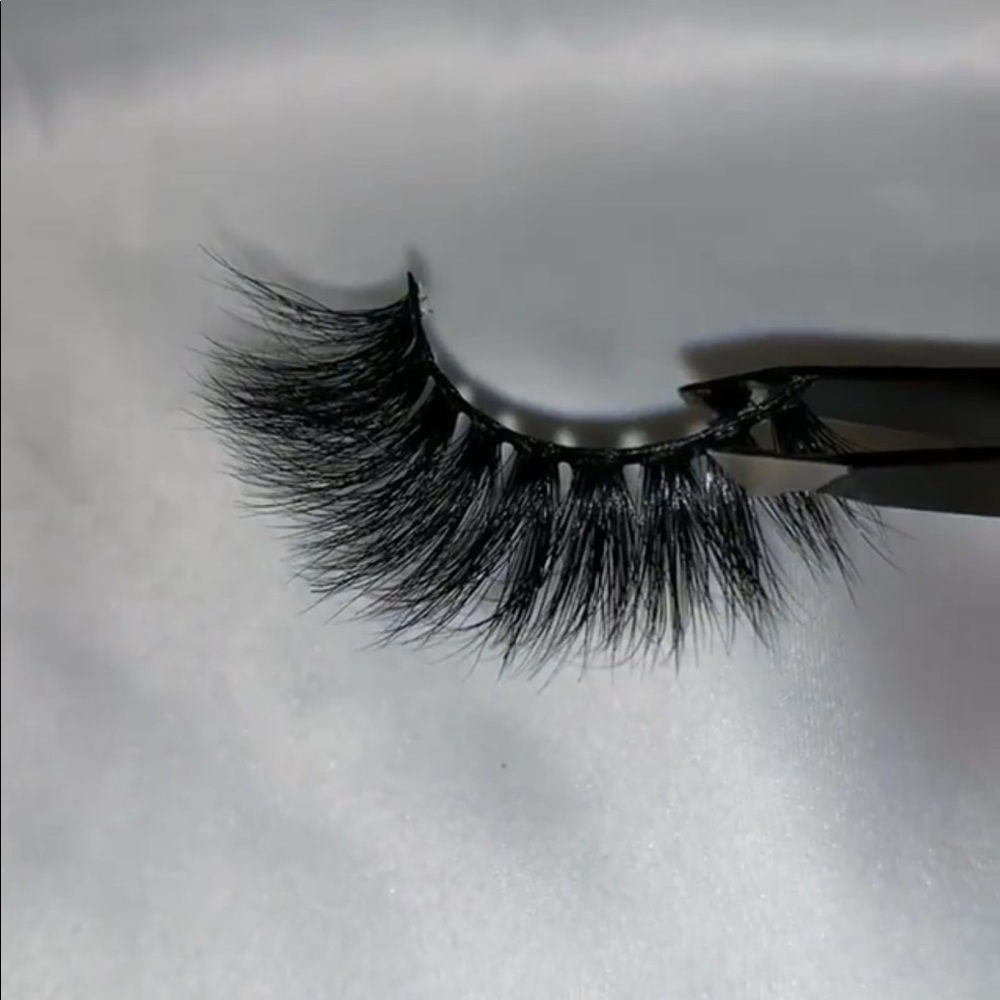 Fuego style strip lashes